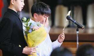 離任式で、感謝の言葉を述べ、涙を流す生徒