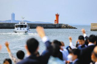 篠島港を出港する離任した教員を乗せた船。港では生徒や保護者らが手を振り見送った