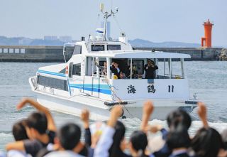 篠島港を出港する離任した教員を乗せた船。港では生徒や保護者らが手を振り見送った