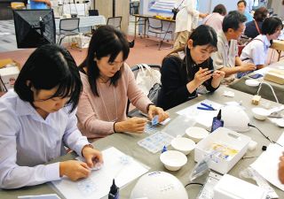 能登の思い 身に着けて　倒壊の芸術祭作品「塩のアート」で装飾品