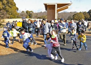 緑に囲まれ爽やかに汗を流す　尾張旭ジョギング大会