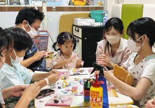 こども病棟に笑顔の思い出　愛知県豊明市の藤田医科大病院で保育専攻の学生らが手作りワークショップ