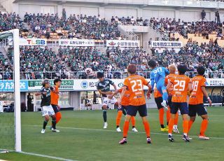松本山雅FCが追い付かれドロー　長野との信州ダービー1万4千人が熱く応援