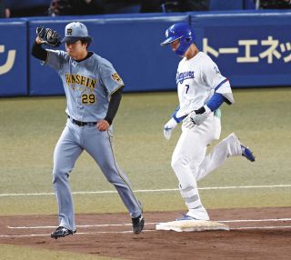 中日】「THANK YOU」「SHO NAKATA」中田翔引退Tシャツを着用し本人を