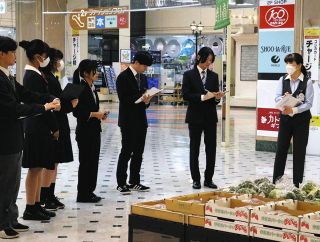 売り場の説明をするニシザワの担当者（右）の話を聞く高校生＝伊那市のベルシャイン伊那店で
