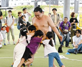 強い！力いっぱい押し出し　東郷でキッズ相撲体験、熊ケ谷親方や力士らが参加
