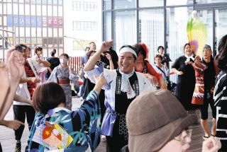 一宮の盆踊りカーニバル　100人以上がコスプレや浴衣で熱気あふれる6時間半