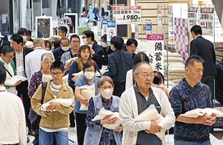早朝のスーパーに1000人が大行列、名古屋でも始まった備蓄米販売　「古古米」さっそく食べた感想は…