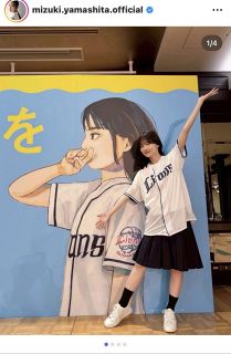 ◇藤田ニコル、スラっと美脚の黒ミニワンピ姿【写真】：中日スポーツ