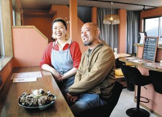 島民の祝福で移住決意　二人三脚で飲食店開業、大粒のカキに託す夫婦の夢