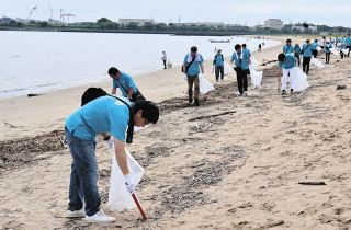 ごみ拾いで地域に恩返し　津市・御殿場海岸で三重県内の郵便局長106人が取り組む