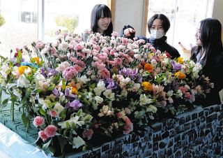 卒業式にフラワーケーキを　上伊那農高生、地元産の花6種使う