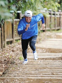 怪物への階段を駆け上がれ！中日・三浦瑞樹「脚がどんどん重くなって…」松坂大輔さんも走った104段の名物階段トレに苦悶の表情