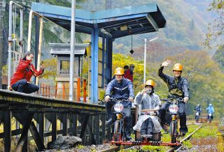 「ガッタンゴー」でほぼ全線走破、「しんどい」の先に広がる絶景　旧神岡鉄道の線路を活用