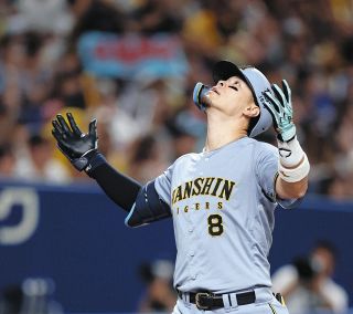 写真】ど緊張…始球式で満面の笑みを見せる本田真凜：中日スポーツ