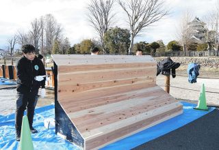 松本城周辺活性化へベンチ　民間組織、南側の外堀大通り歩道に整備