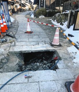 石畳下の空洞に住民驚き　中津川・馬籠宿で最大1メートルの深さ