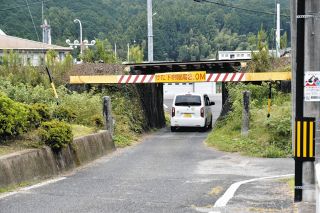 白山高校野球部員を乗せたバスが鉄道高架橋に衝突、８人搬送　三重県津市