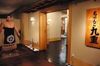 青やピンク、花のオブジェ 常滑で陶芸作家・伊藤雄志さんの作品展：中