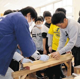大工の協力でラダーシェルフ作り　飯田・座光寺小6年生が卒業製作