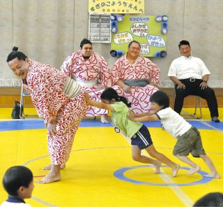 お相撲さんってすごい！先生を軽々と　中村部屋、岐阜県中津川市の杉の子幼稚園へ“出稽古”