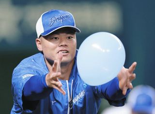 ◇レブロン、大谷翔平の限定ユニホームで会場入り【写真】：中日