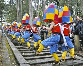 3色の臼くるり、杵振り踊り　中津川・蛭川の安弘見神社