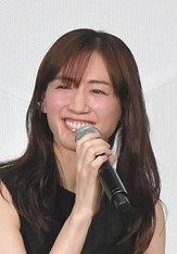 中村倫也と桐谷美玲がビスケットでサッカー対決 サクサク Vs しっとり どっちが強いか 中日スポーツ 東京中日スポーツ