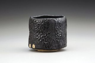 ＜美のありか＞漆黒に宿る人間国宝の技　瀬戸黒茶わん