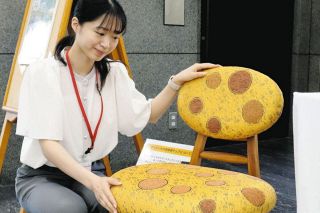 座ると演奏「椅子型オルゴール」感じる音の振動　松本のフジゲンが展示中