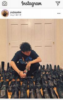 【写真】これは圧巻…綾部が披露した黒、黒、黒の靴コレクション