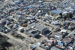 ＜しなの空さんぽ＞（1）飯田市役所周辺　廃校小学校の巨木、今も