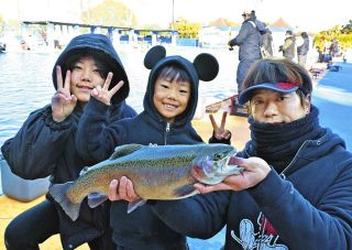 ニジマス好発進　50センチ級連続ヒット　愛知県日進市総合運動公園・プールフィッシング