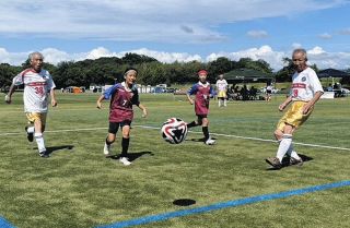 90歳がセーブ！83歳シュート決める！！　各務原で児童とサッカー