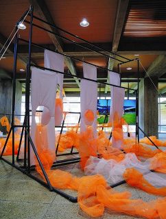 ＜あいち２０２２＞毛織物の製造工程　アートに　一宮会場の丹下健三建築