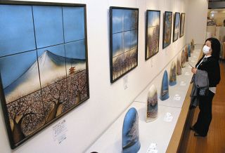 桜47景を陶器に描く　津松菱で滋賀の小嶋さんが作品展
