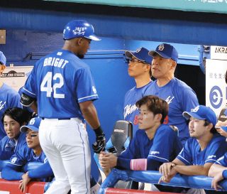 中日・岡田俊哉、新グラブには3桁背番号入れず「すぐ21番を