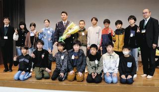 言葉遊びや駄じゃれの木彫作品 焼津市・岩崎さんが小国神社で展示：中