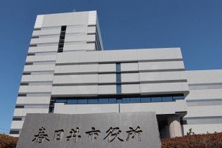 妻の遺作、絵本に仕上げ 大津で画家・鈴木さん、故三橋さんの思い並ぶ