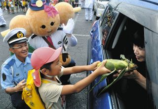 トウモロコシ配り事故を<ruby>根<rp>（</rp><rt>コーン</rt><rp>）</rp></ruby>絶　中津川の国道で園児らドライバーに呼びかけ