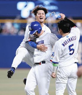 中日・上林誠知、ピンク！！ リストバンド・マスコットバット
