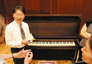 本物の「明子さんのピアノ」と、修復を手がけた調律師の坂井原浩＝東京・サントリーホールブルーローズで 