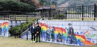 瑞浪市民公園壁面に虹のアート　安八出身の小川さんが描く