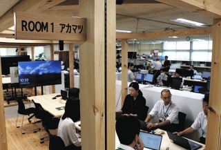 県産木材の魅力を県庁から発信　伊那のアカマツなどを机や打ち合わせスペースに