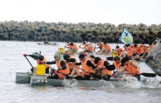 手作りいかだでゴール目指す　西尾市でレース、エキスパート部門で寺部龍宮会が連覇