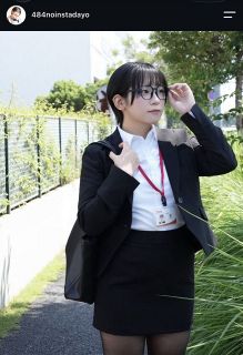 ◇東原亜希、笑顔で寄り添う夫婦モノクロショット【写真】：中日