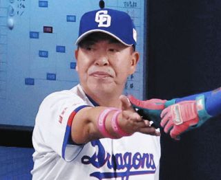 中日・上林誠知、ピンク！！ リストバンド・マスコットバット