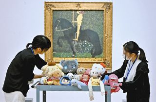 ぬいぐるみがお泊まり会　名古屋市・愛知県美術館で子どもの代わりに裏側見学