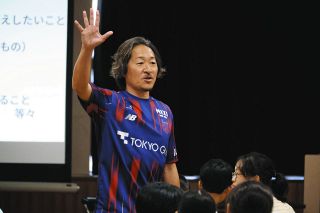 FC東京、調布市小・中学校に選手考案「ジャンボ餃子給食」提供、石川直宏CGが食育授業実施