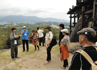 天守からの眺望を紹介する「お城博士ちゃん」こと栗原さん（左）＝中津川市苗木の苗木城跡で
